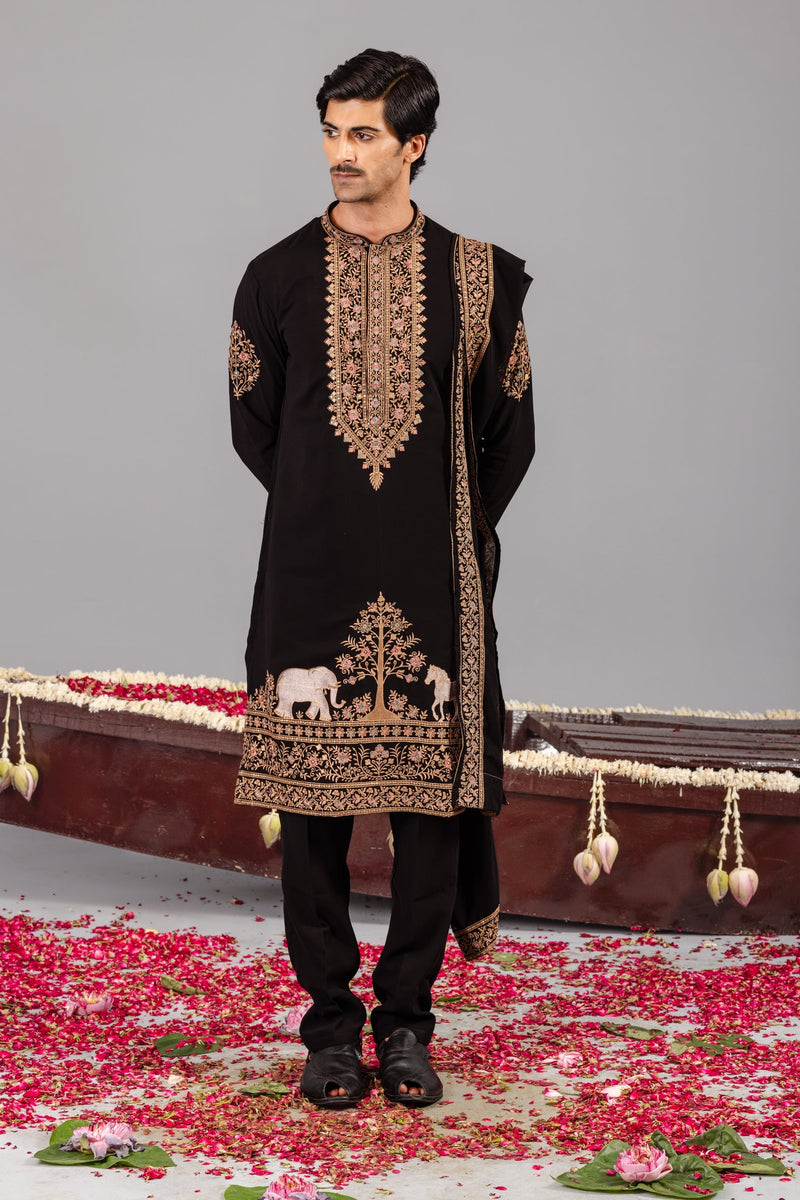Elvish  Yadav in Chaar Kadam Black Kurta Set