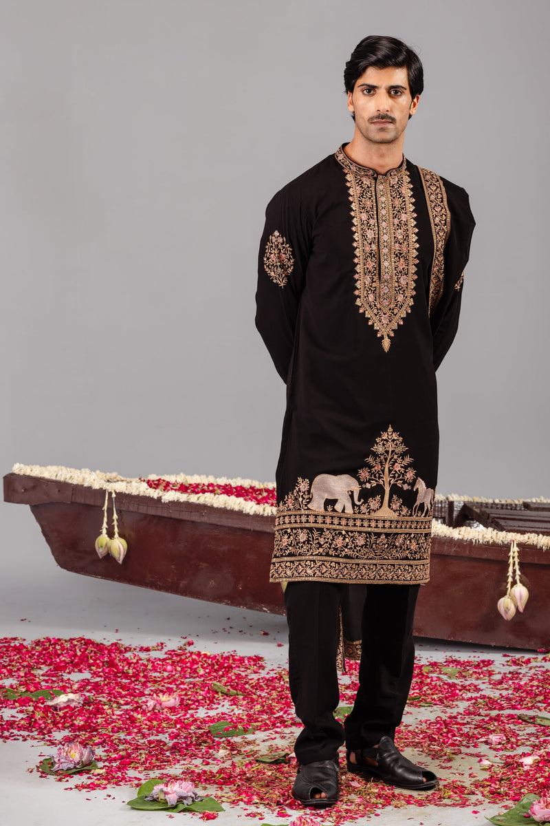 Elvish  Yadav in Chaar Kadam Black Kurta Set