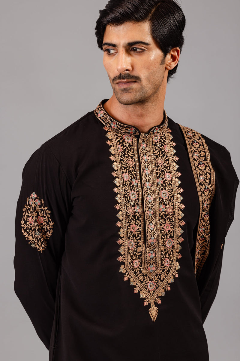 Elvish  Yadav in Chaar Kadam Black Kurta Set