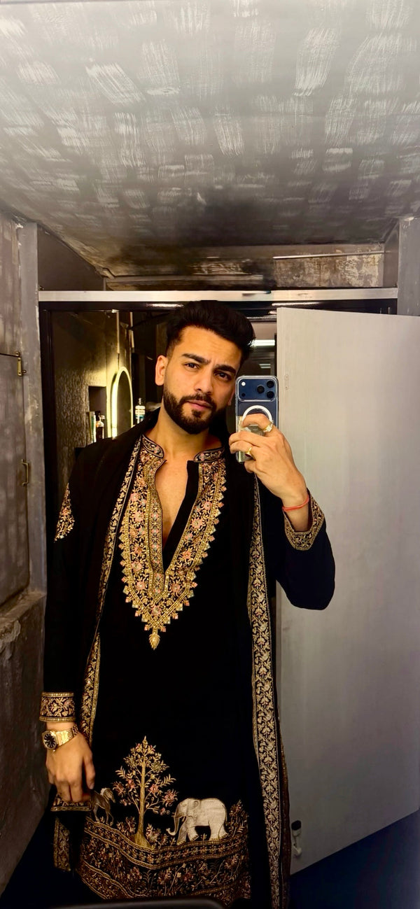 Elvish  Yadav in Chaar Kadam Black Kurta Set